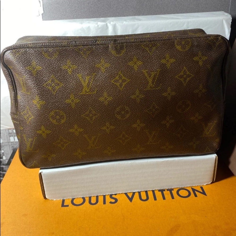 SOLDAuthentic Louis Vuitton Monogram Toilette 28 Cosmetic Bag - Picture 4 of 12